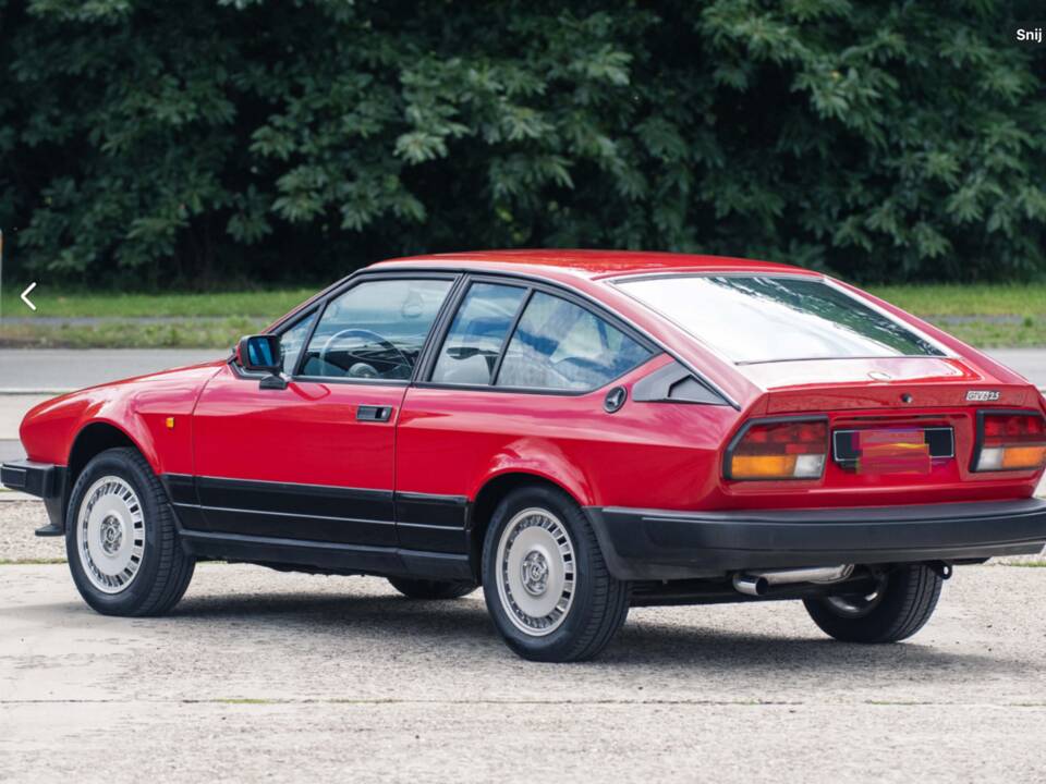 Image 9/14 de Alfa Romeo GTV 6 2.5 (1985)