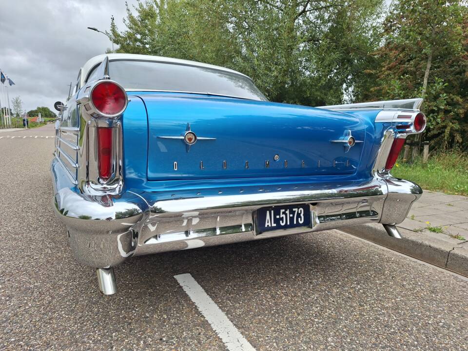 Image 2/34 of Oldsmobile Series 88 Holiday Hardtop (1958)