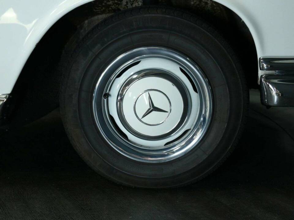 Image 29/30 of Mercedes-Benz 250 SE (1966)