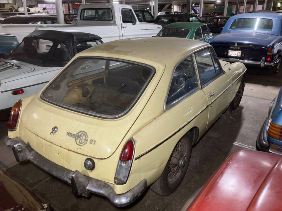 Image 18/34 of MG MGB GT (1970)