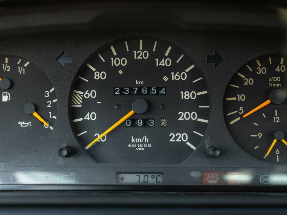 Afbeelding 44/50 van Mercedes-Benz 200 CE (1992)