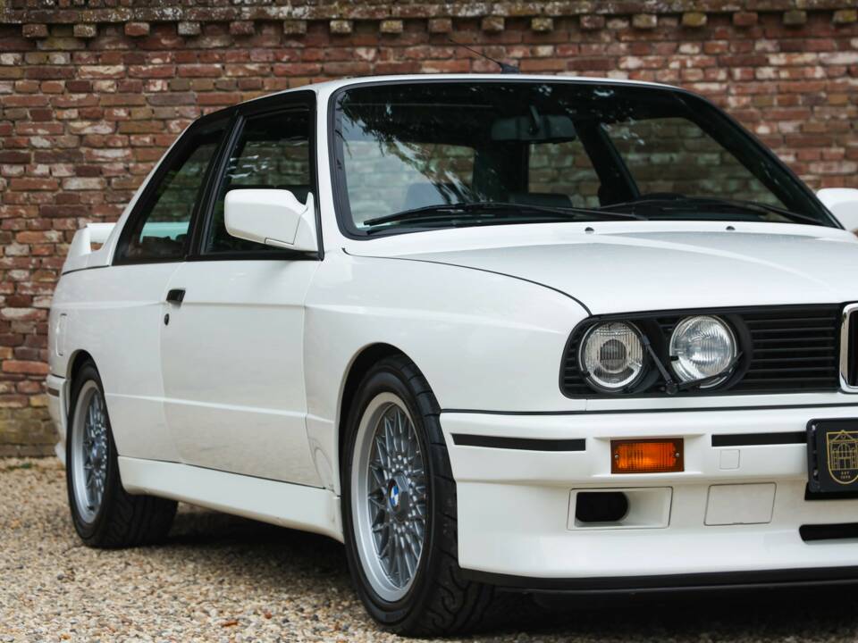 Image 31/50 of BMW M3 (1990)