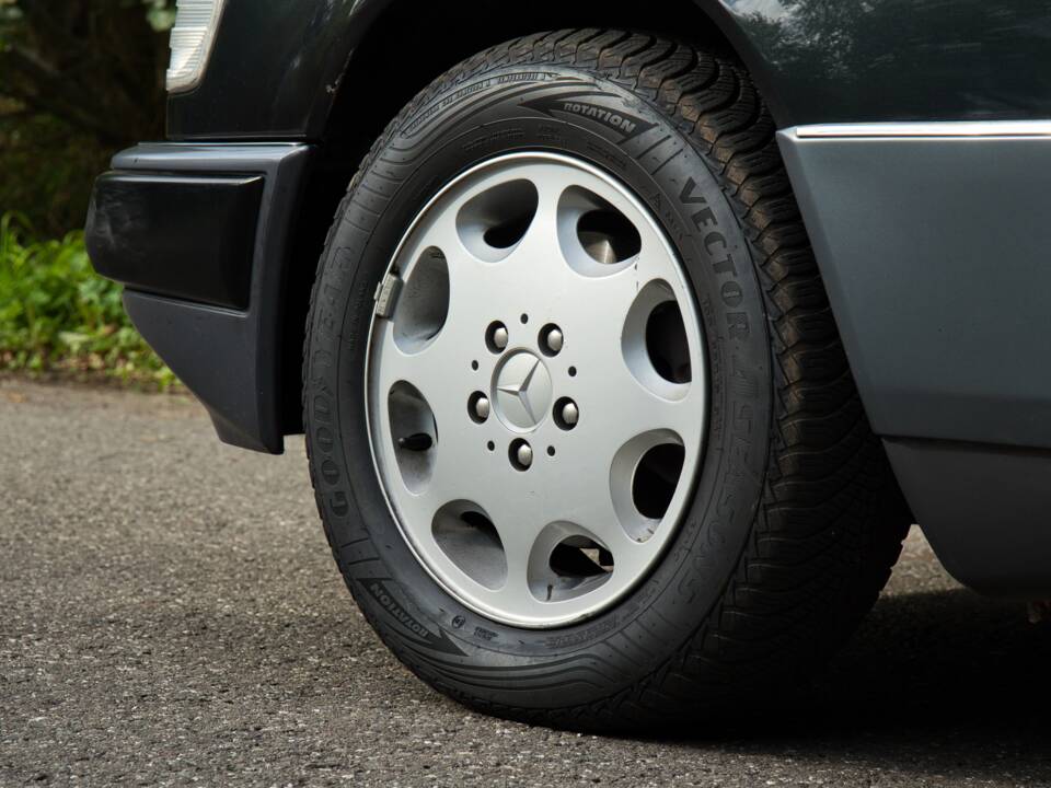 Image 15/63 of Mercedes-Benz 220 E (1993)