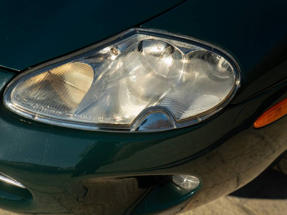 Image 19/50 of Jaguar XK8 4.0 (1998)