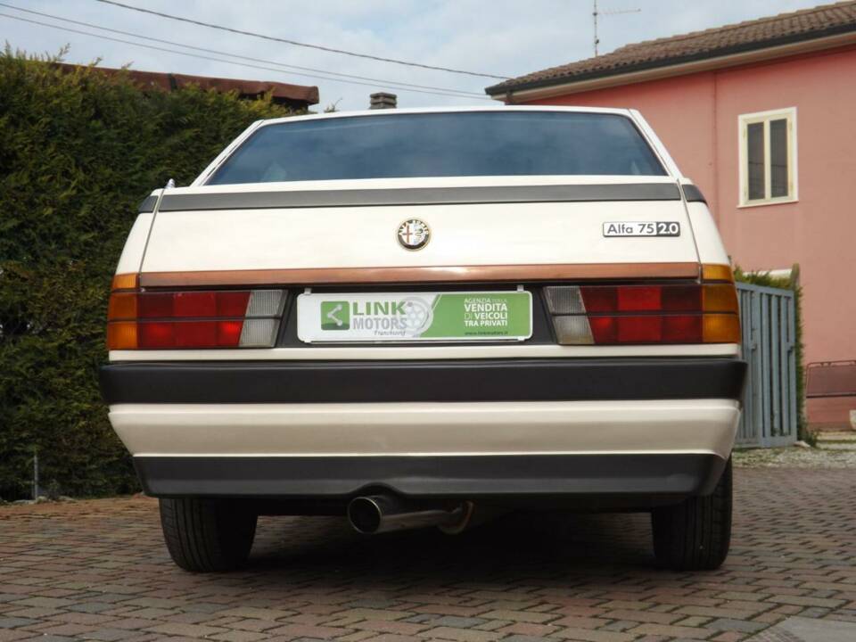 Image 7/50 de Alfa Romeo 75 2.0 (1986)
