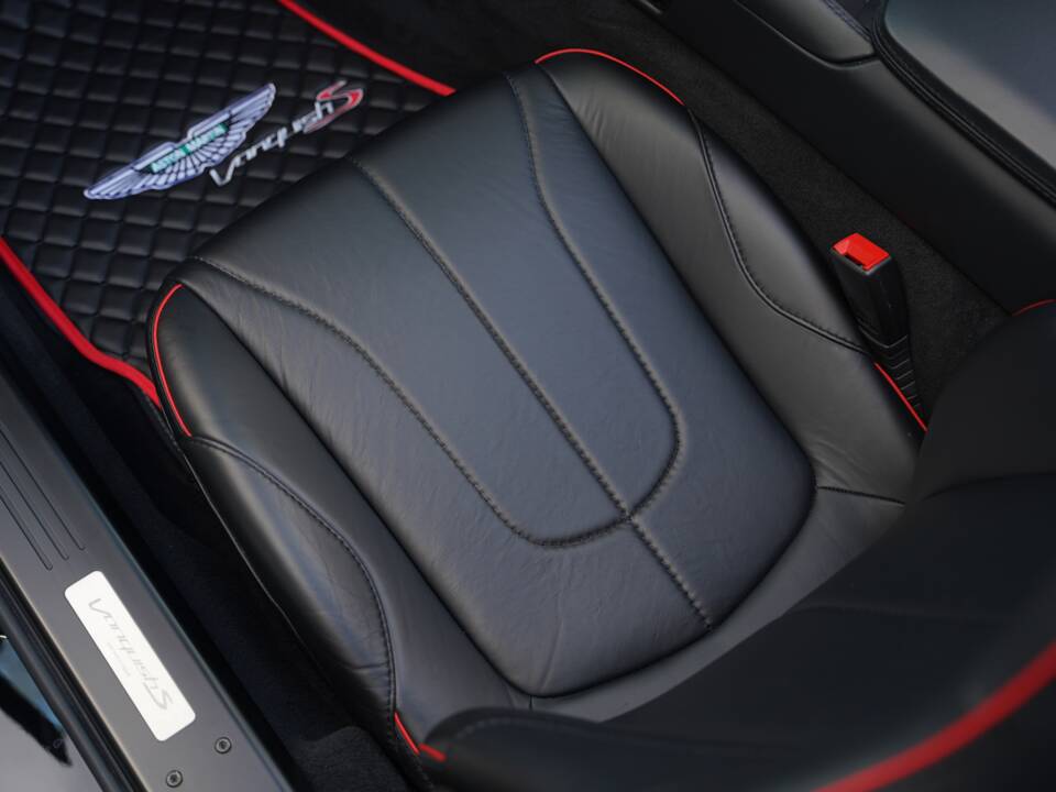 Image 20/50 of Aston Martin Vanquish S Volante (2018)