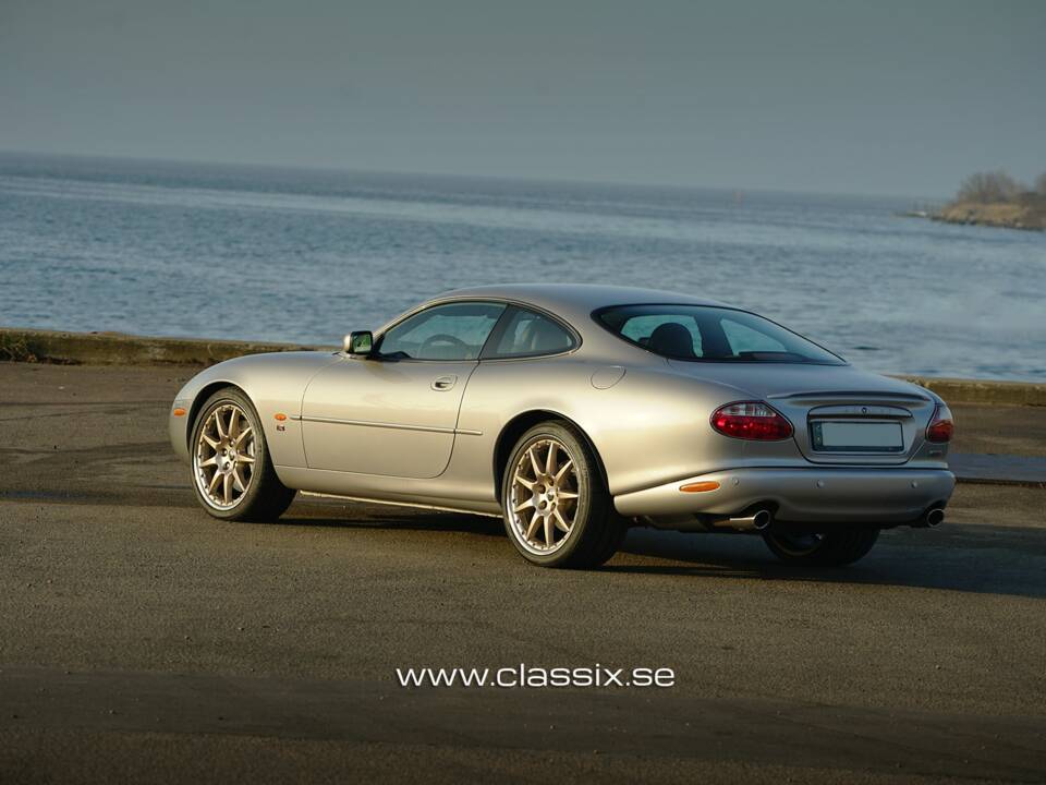 Image 13/29 of Jaguar XKR (2003)