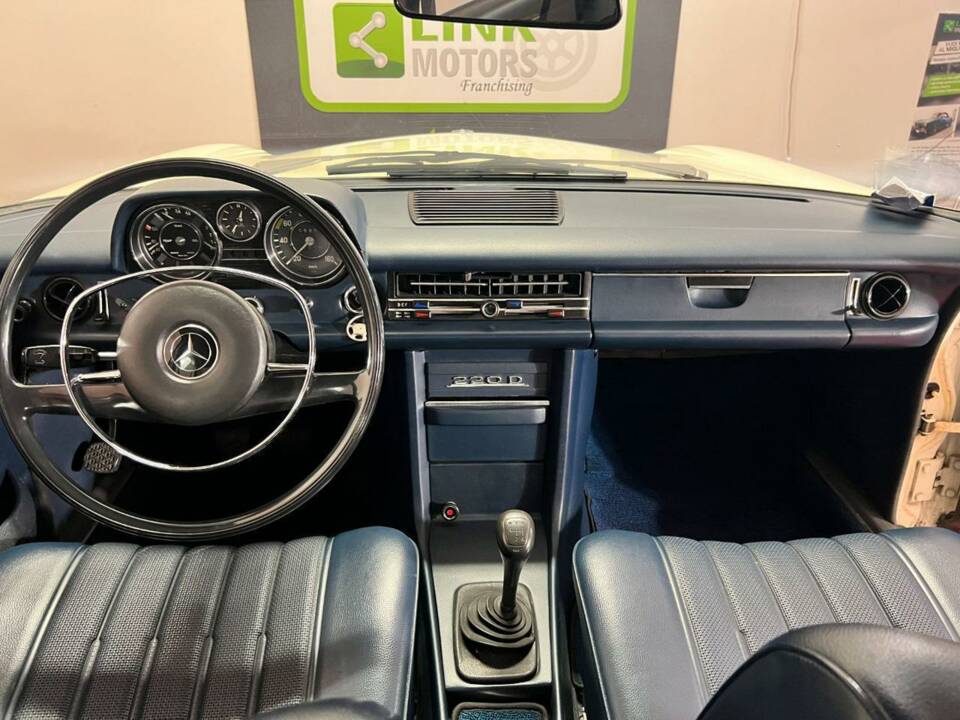 Bild 10/46 von Mercedes-Benz 220 D (1972)