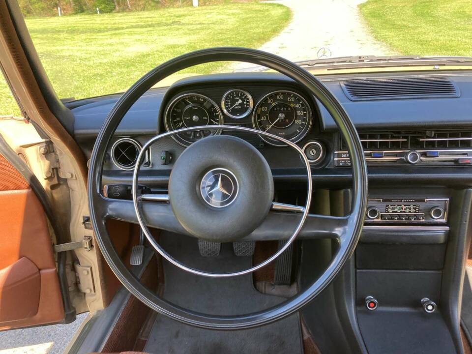 Image 25/49 de Mercedes-Benz 230&#x2F;4 (1974)
