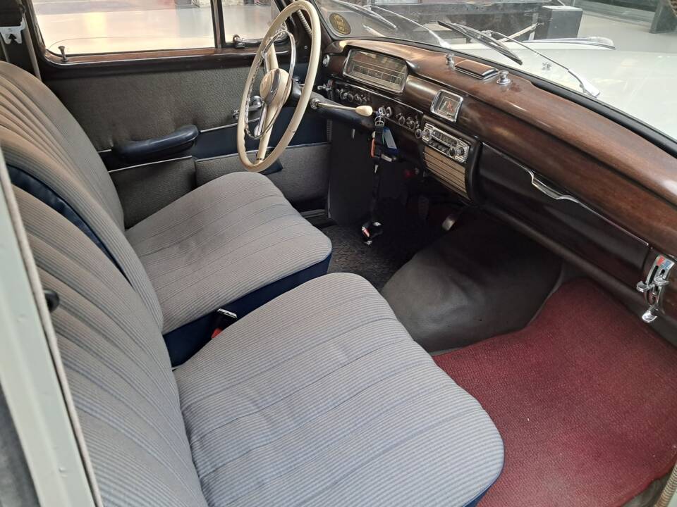 Imagen 7/18 de Mercedes-Benz 220 S (1958)