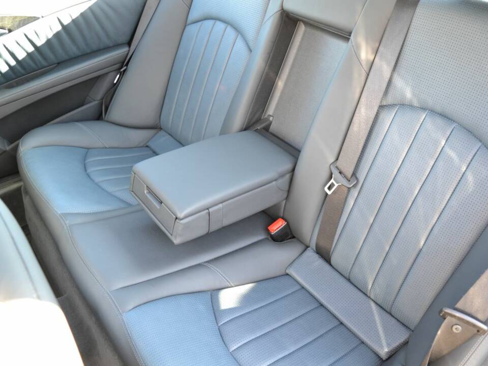 Imagen 26/100 de Mercedes-Benz E 55 AMG (2003)