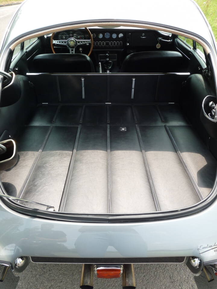 Image 14/22 de Jaguar E-Type (1968)