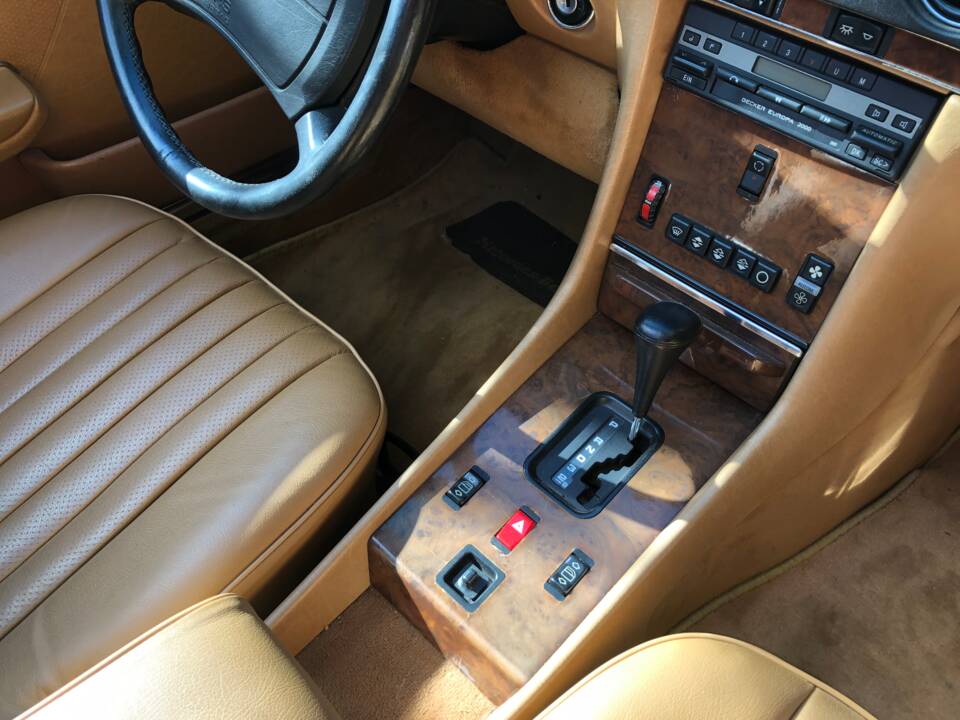 Image 26/57 of Mercedes-Benz 560 SL (1989)