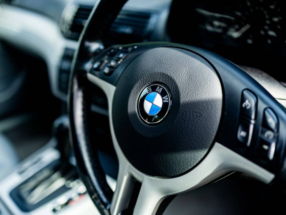 Image 25/38 of BMW 325i (2002)