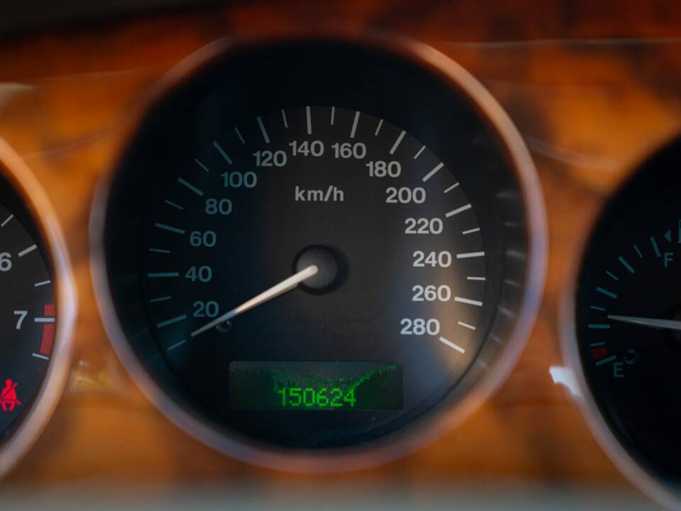 Image 42/50 of Jaguar XK8 4.0 (1998)