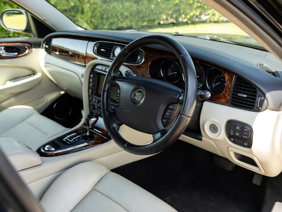 Image 4/43 of Jaguar XJR (2003)