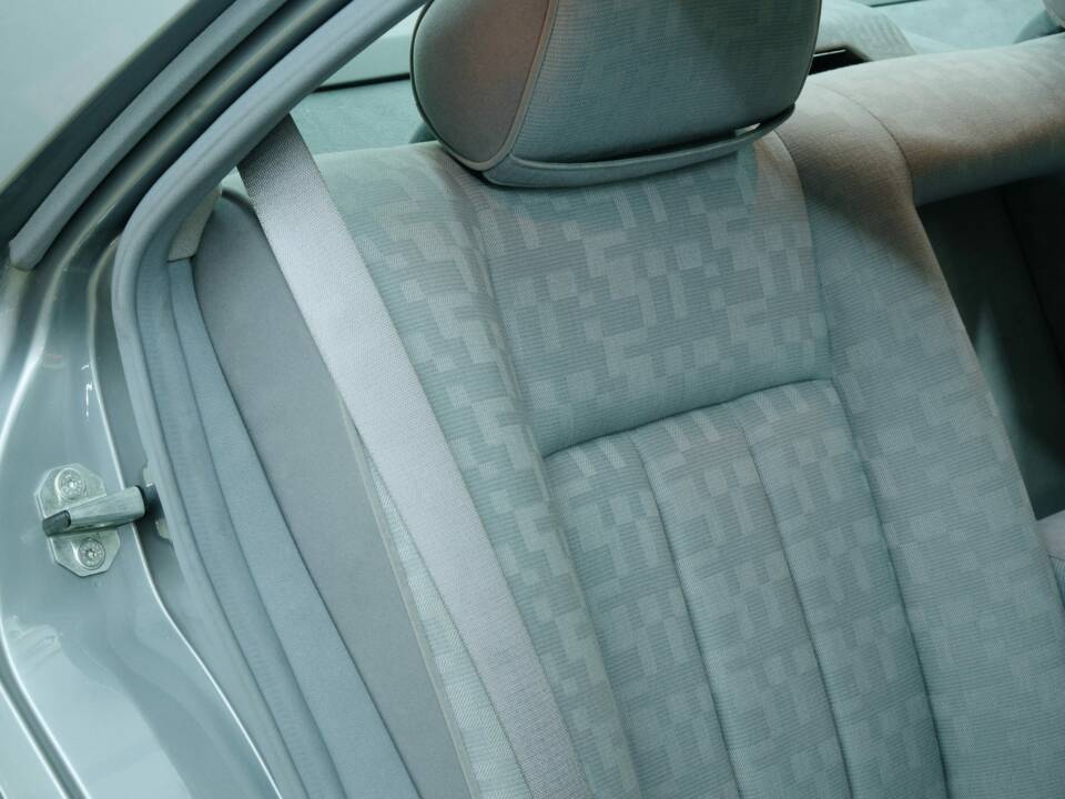 Bild 29/50 von Mercedes-Benz 300 SE (1992)