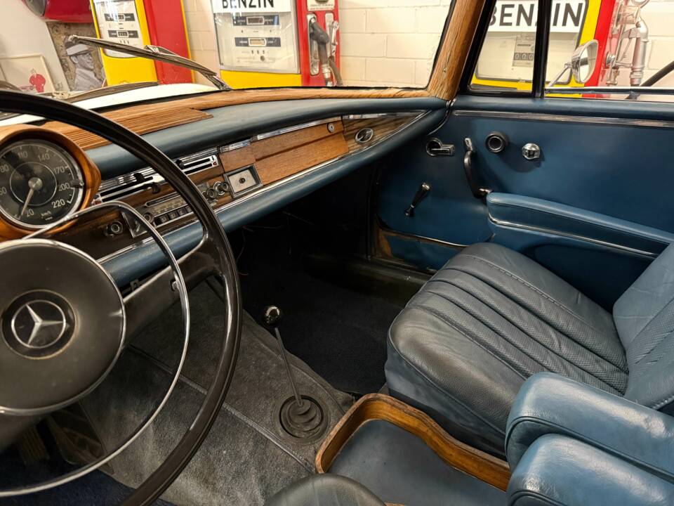 Image 10/18 of Mercedes-Benz 250 CE (1968)