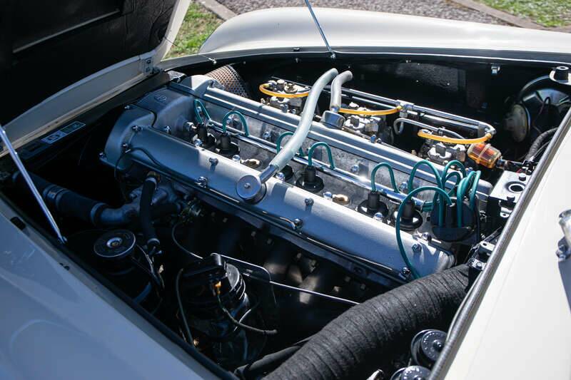 Image 6/38 of Aston Martin DB 6 Mk II Volante (1970)