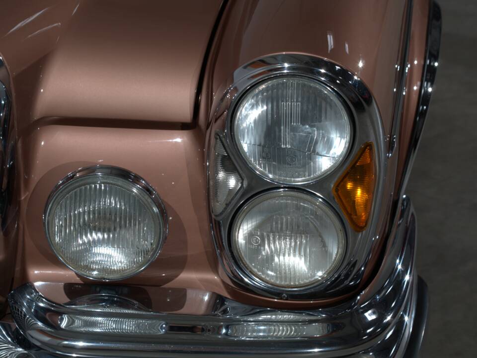Image 7/57 of Mercedes-Benz 280 SE 3,5 (1971)