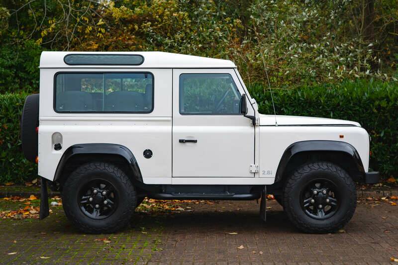 Image 5/41 of Land Rover Defender 90 "50th Anniversary" (1999)
