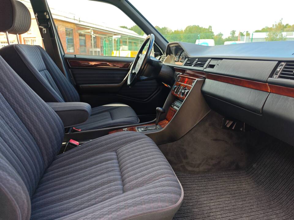 Bild 12/26 von Mercedes-Benz 300 E (1991)