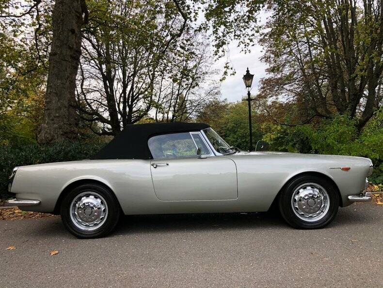 Image 21/50 of Alfa Romeo 2600 Spider (1964)
