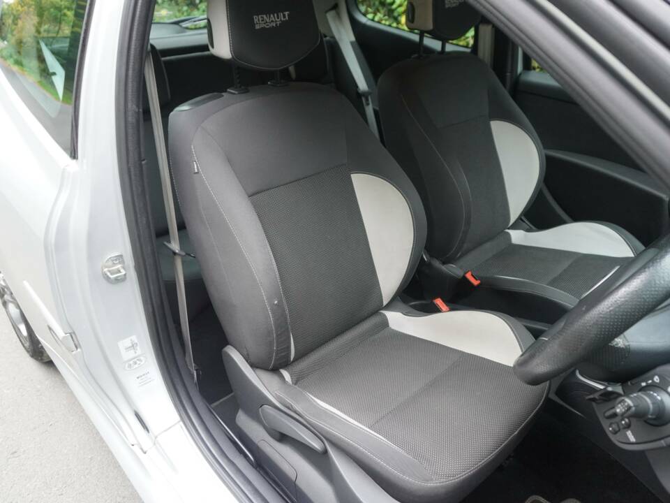 Bild 10/18 von Renault Clio Gordini R.S. (2010)