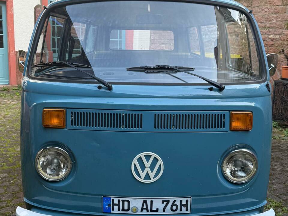 Image 5/8 of Volkswagen T2b Kombi (1976)