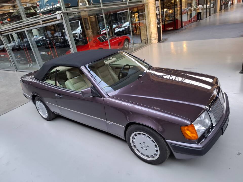 Image 32/42 of Mercedes-Benz 300 CE-24 (1993)