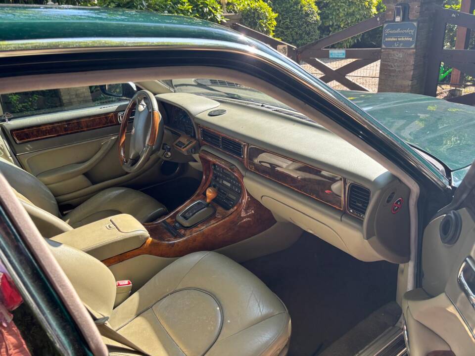 Image 7/10 of Daimler Double Six (1997)
