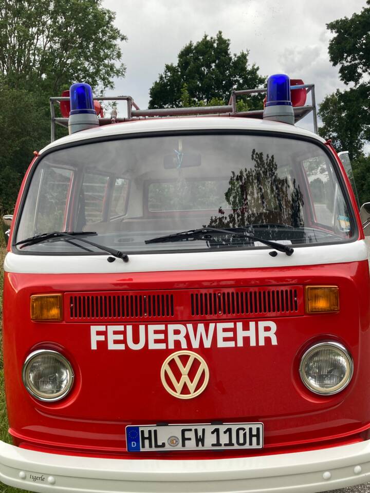 Image 4/25 of Volkswagen T2b minibus (1976)
