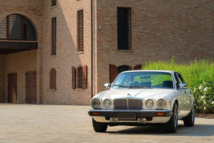 Image 2/7 of Jaguar XJ 6 4.2 (1982)