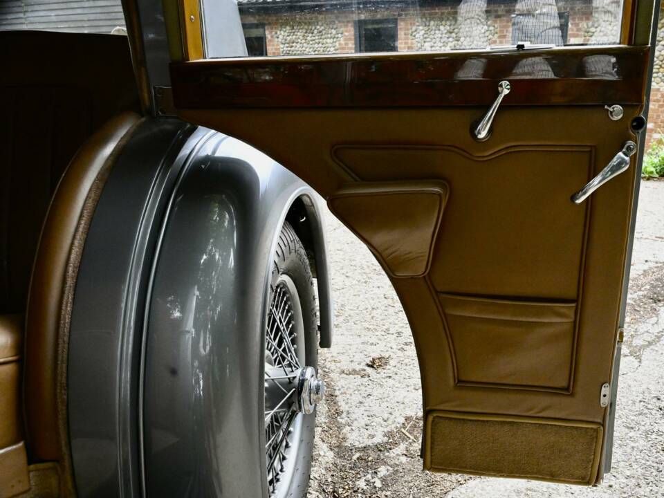 Image 46/50 of Alvis 4.3 Liter Saloon (1940)