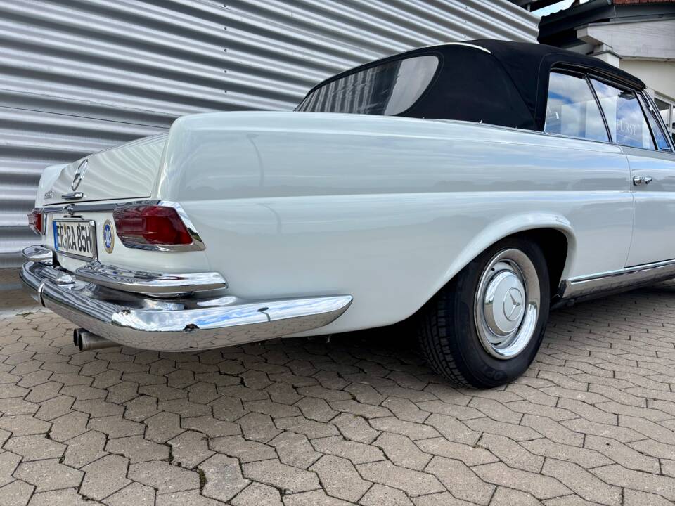 Image 21/33 of Mercedes-Benz 250 SE (1966)
