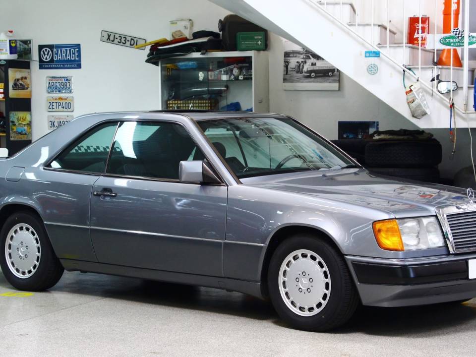 Image 5/23 of Mercedes-Benz 300 CE (1990)