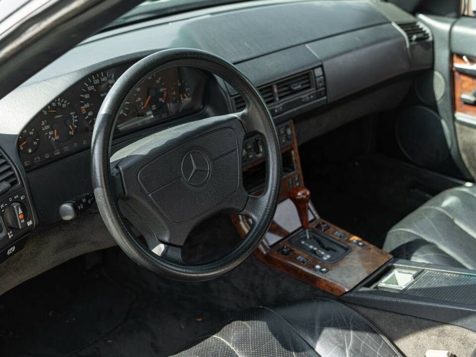 Image 33/50 of Mercedes-Benz 300 SL (1990)