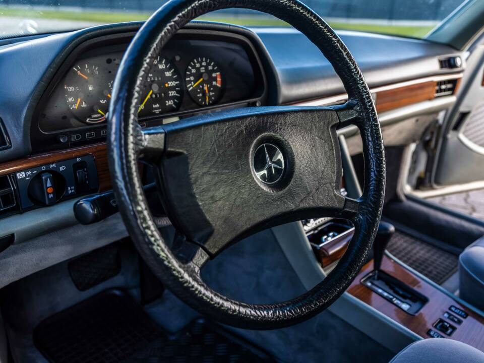 Image 102/175 of Mercedes-Benz 420 SE (1986)