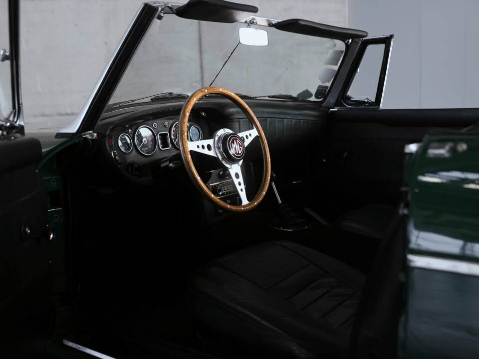 Image 17/41 of MG MGC (1969)