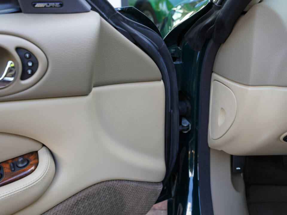 Image 43/50 of Jaguar XKR (2001)