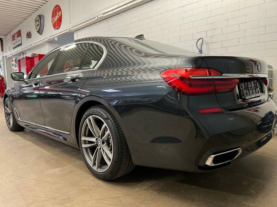 Image 14/18 of BMW 750i (2018)