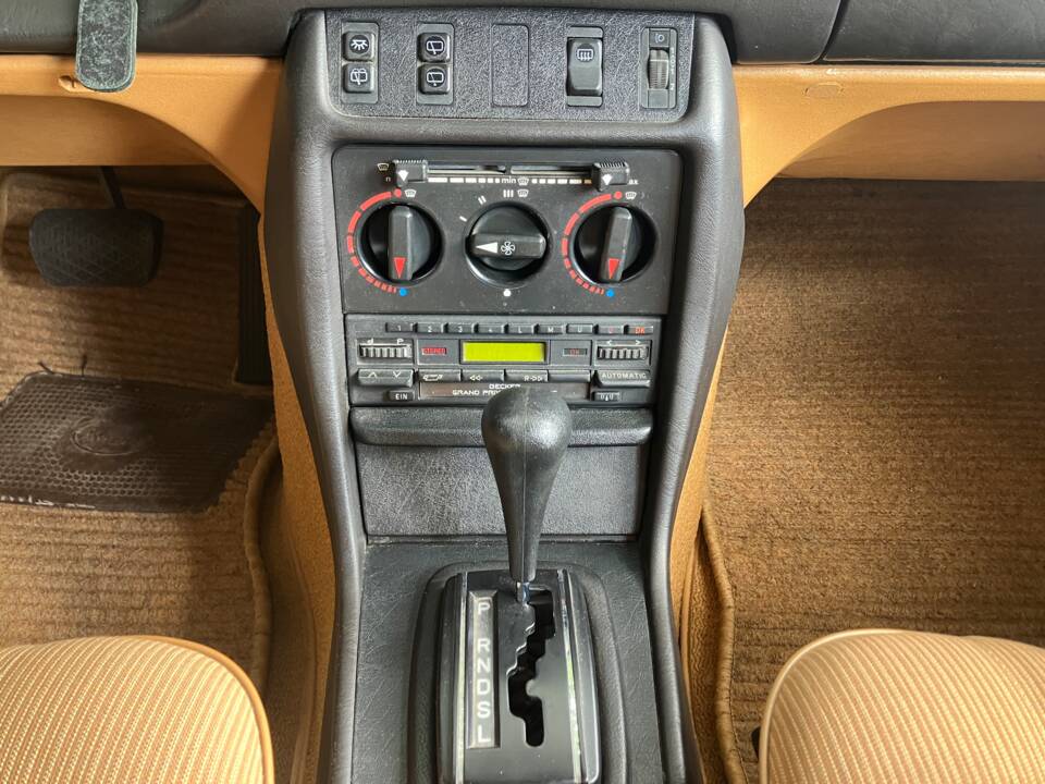 Image 16/33 of Mercedes-Benz 230 TE (1984)
