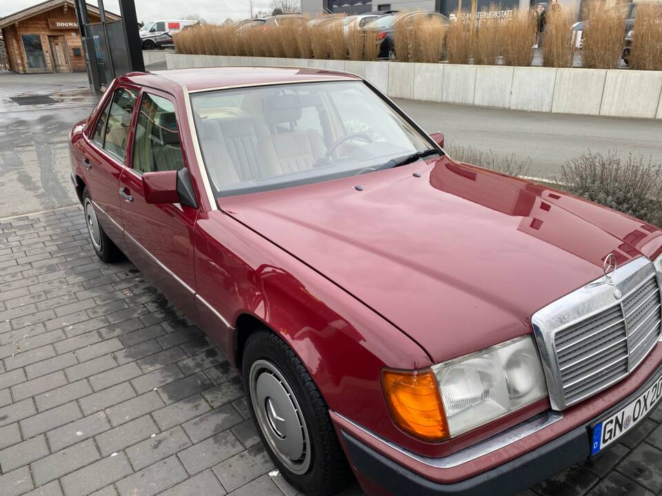 Image 3/36 of Mercedes-Benz 200 E (1991)