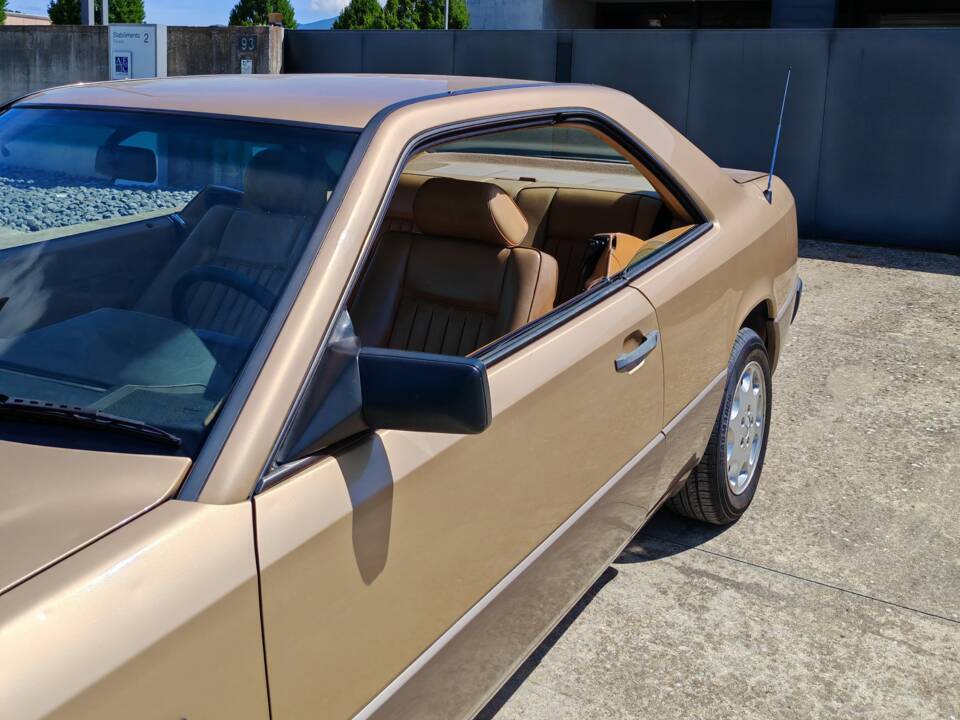 Image 17/42 of Mercedes-Benz 300 CE (1988)