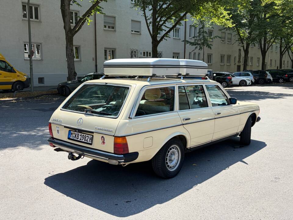 Image 4/36 of Mercedes-Benz 300 TD Turbodiesel (1982)