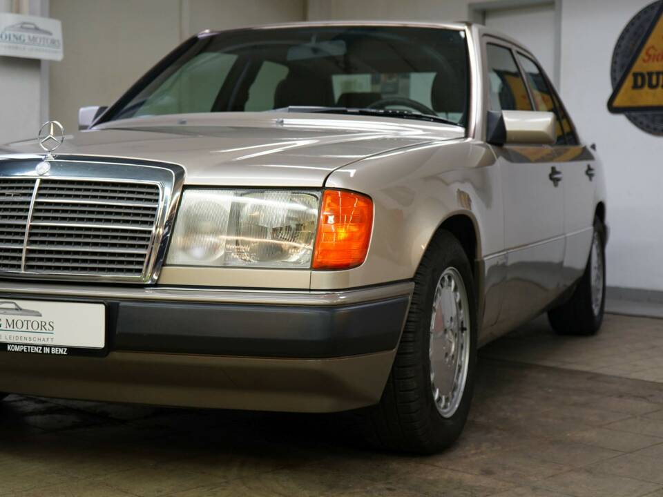 Bild 7/33 von Mercedes-Benz 230 E (1990)