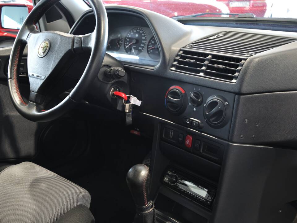 Afbeelding 29/29 van Alfa Romeo 145 Quadrifoglio Verde (1996)