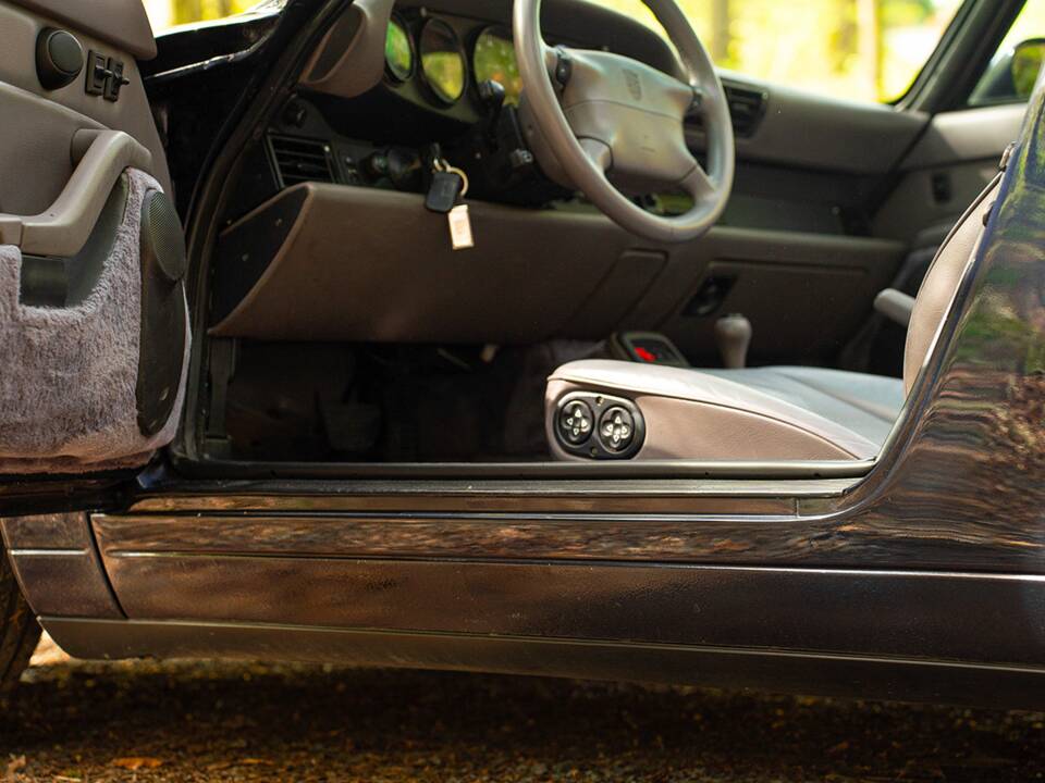 Immagine 26/47 di Porsche 911 Carrera (1994)