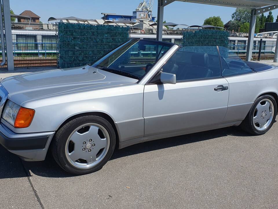 Imagen 39/94 de Mercedes-Benz 300 CE-24 3.4 AMG (1992)