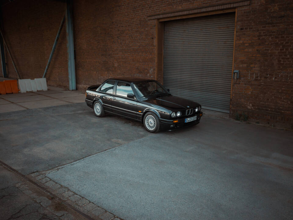 Image 8/42 of BMW 320is (1989)